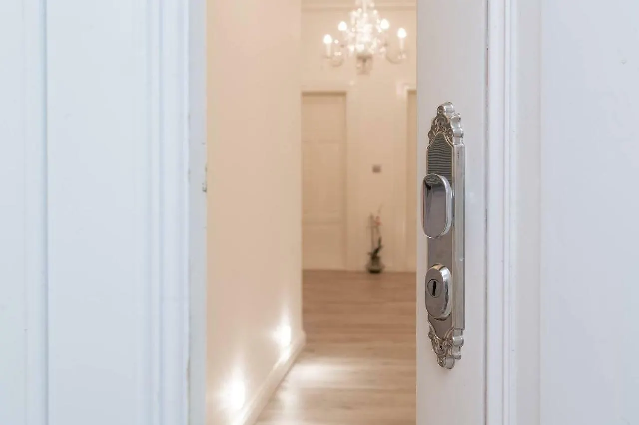 Wenceslas Square / Main Station - New Studio***** Prague 0*,