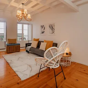 stylish-getaway-in-a-mezzanine-flat-by-the-castle.hotels-lisbon-portugal.com/