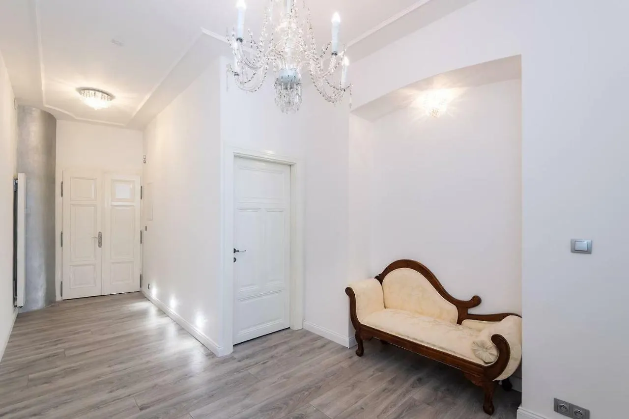 Wenceslas Square / Main Station - New Studio***** Prague